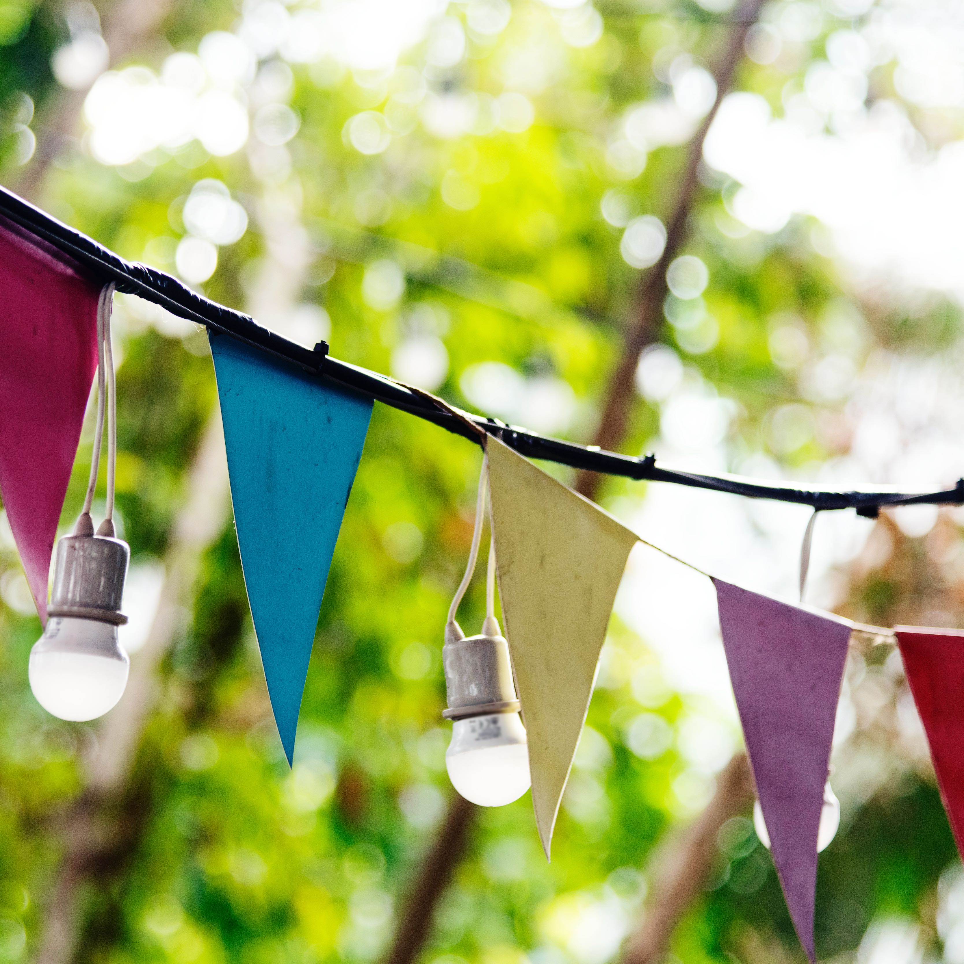 Image - decorations-et-lumieres-festives-en-triangle.jpeg
